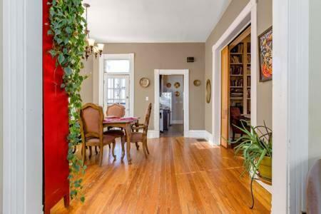 Queen Anne Victorian In The Heart Of *